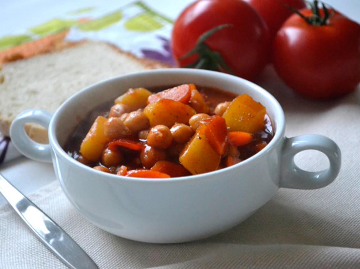Vegetarisches Gulasch mit Kichererbsen