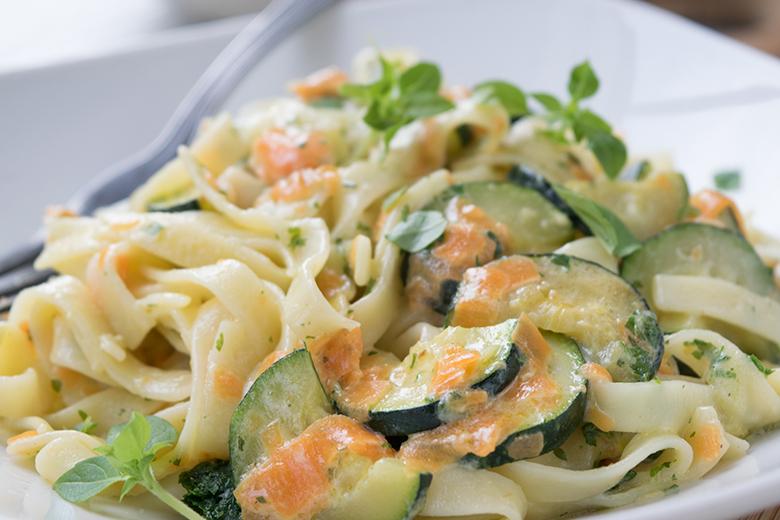 Bunte Frühlings-Bandnudeln