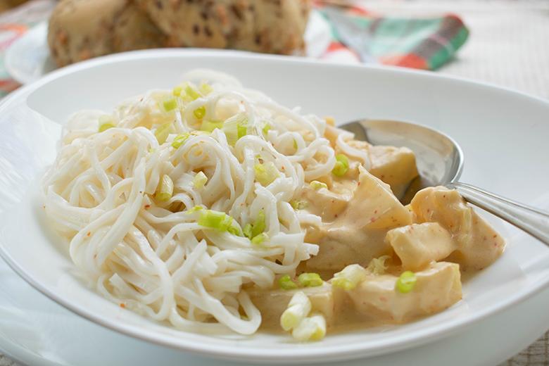 Ananas an leichten Reisnudeln