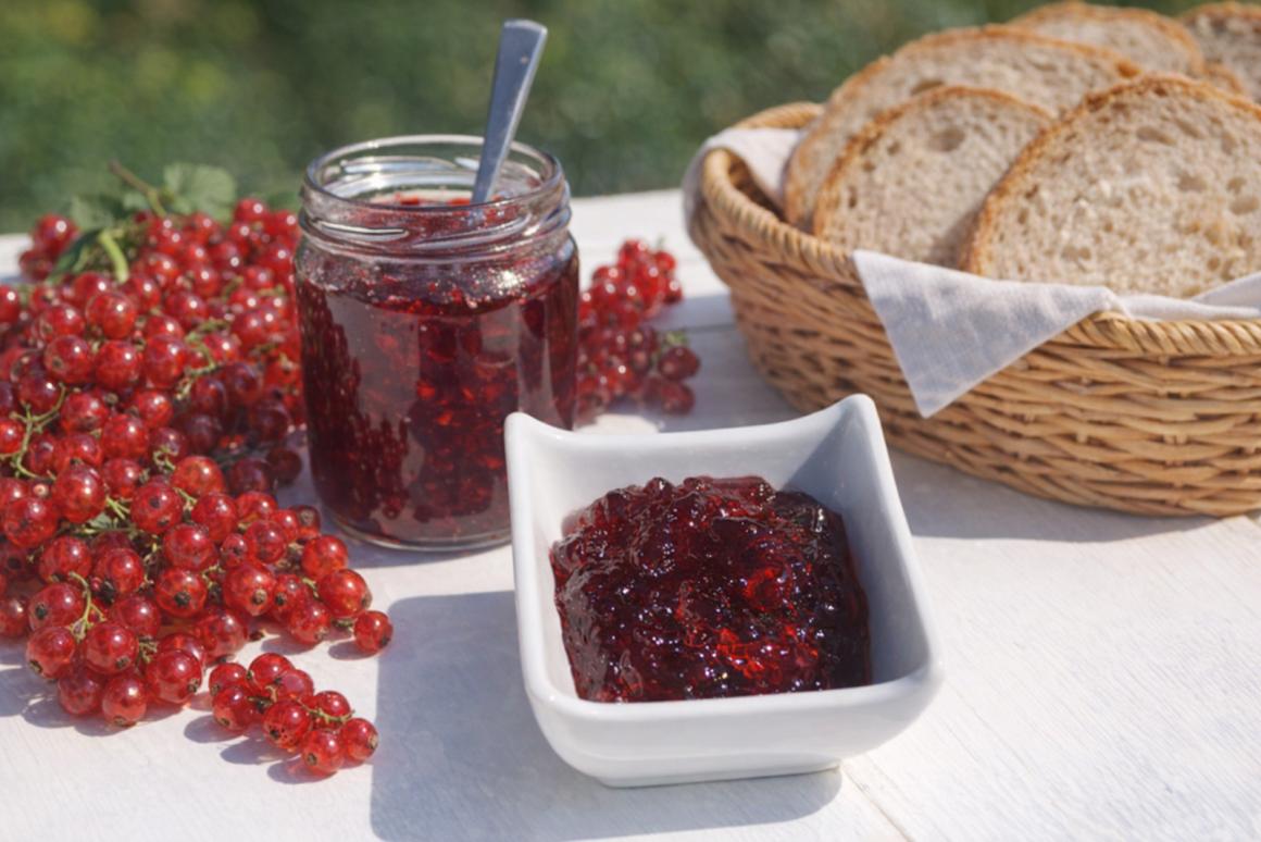 Schwarzes Johannisbeergelee mit Rum