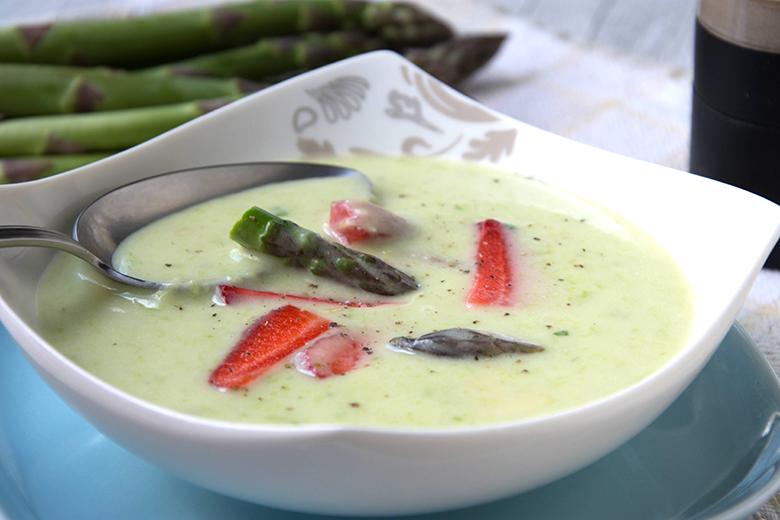 Spargelsuppe mit Erdbeeren