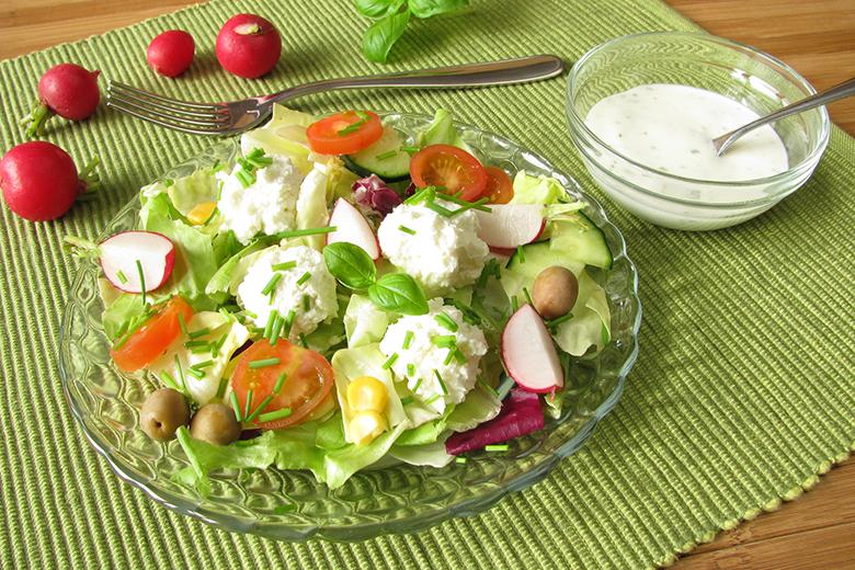 Frischkäsebällchen mit Salat