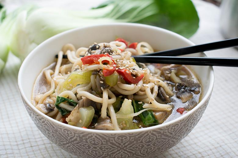 Asiatische Nudelsuppe mit Pak Choi