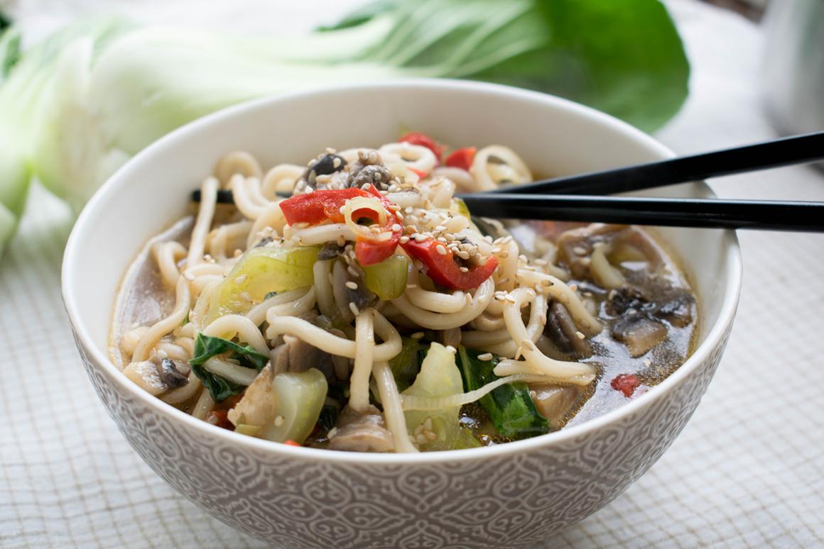 Asiatische Nudelsuppe mit Pak Choi