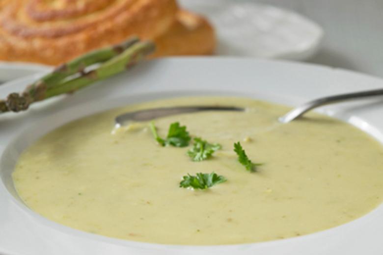 Cremige Suppe mit grünen Spargeln