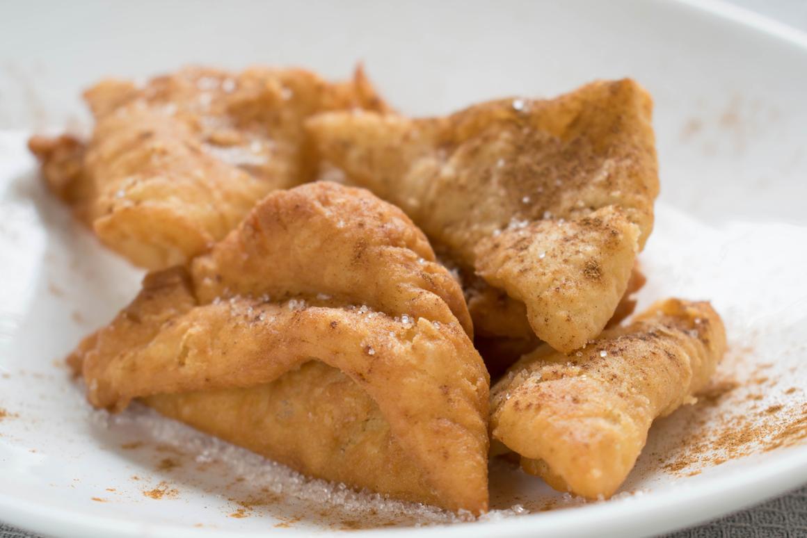 Zigerkrapfen mit Mandeln und Rosinen