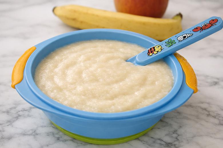 Bananenbrei mit frischen Äpfeln
