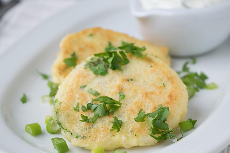 Gebackene Quarkpuffer mit Knoblauchsauce