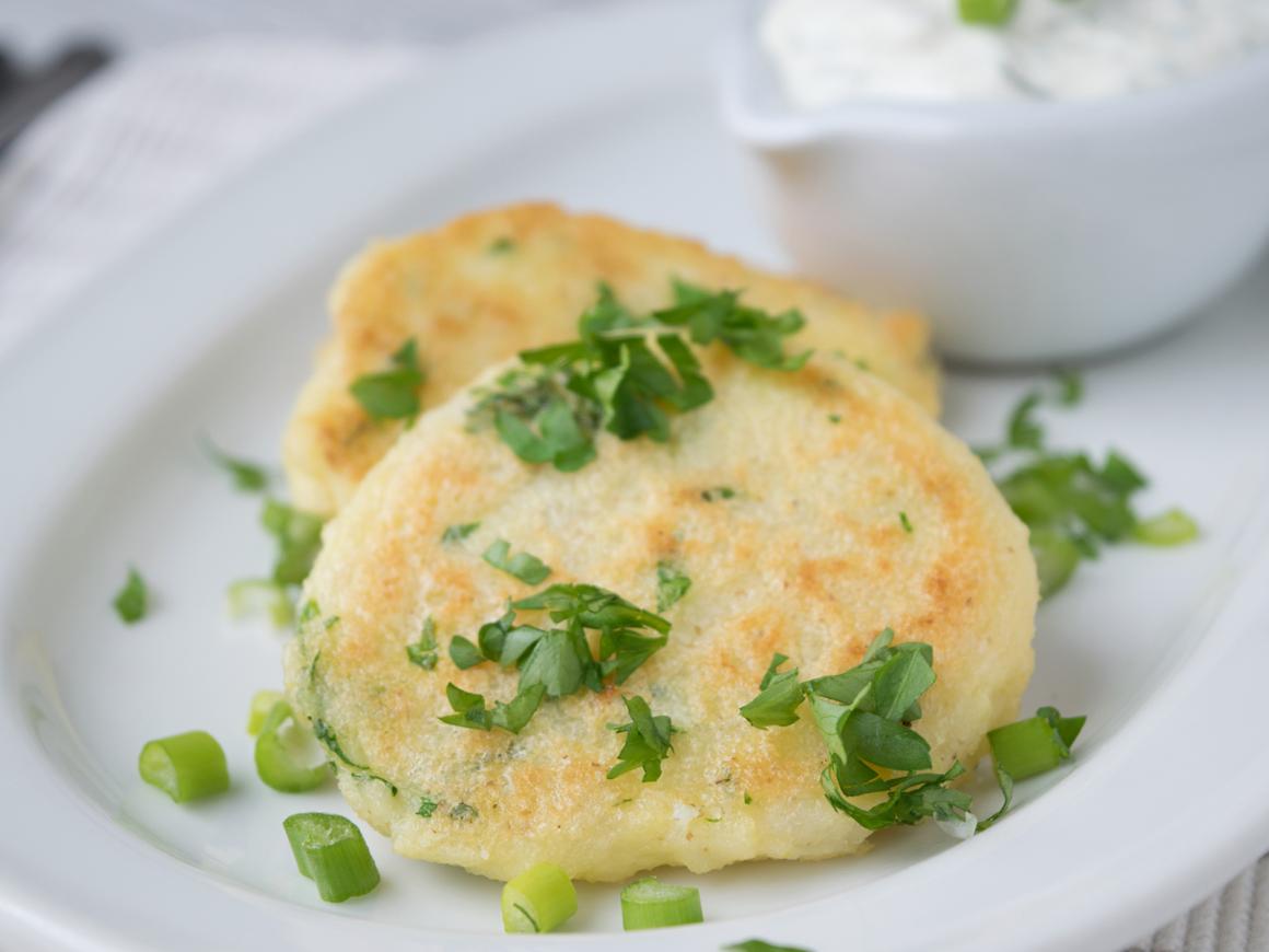Gebackene Quarkpuffer mit Knoblauchsauce