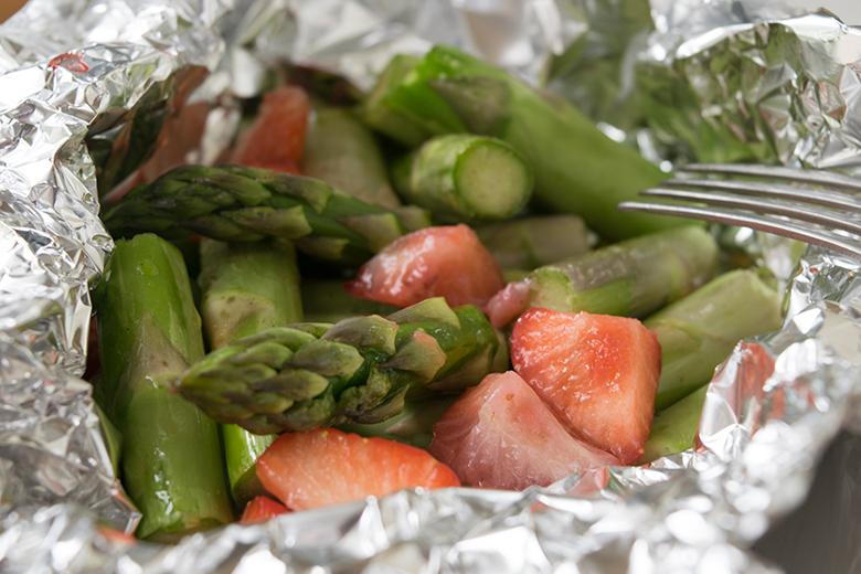 Gegrillte Spargeln mit Erdbeeren