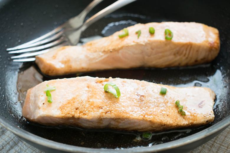 Lachsfilet aus der Pfanne