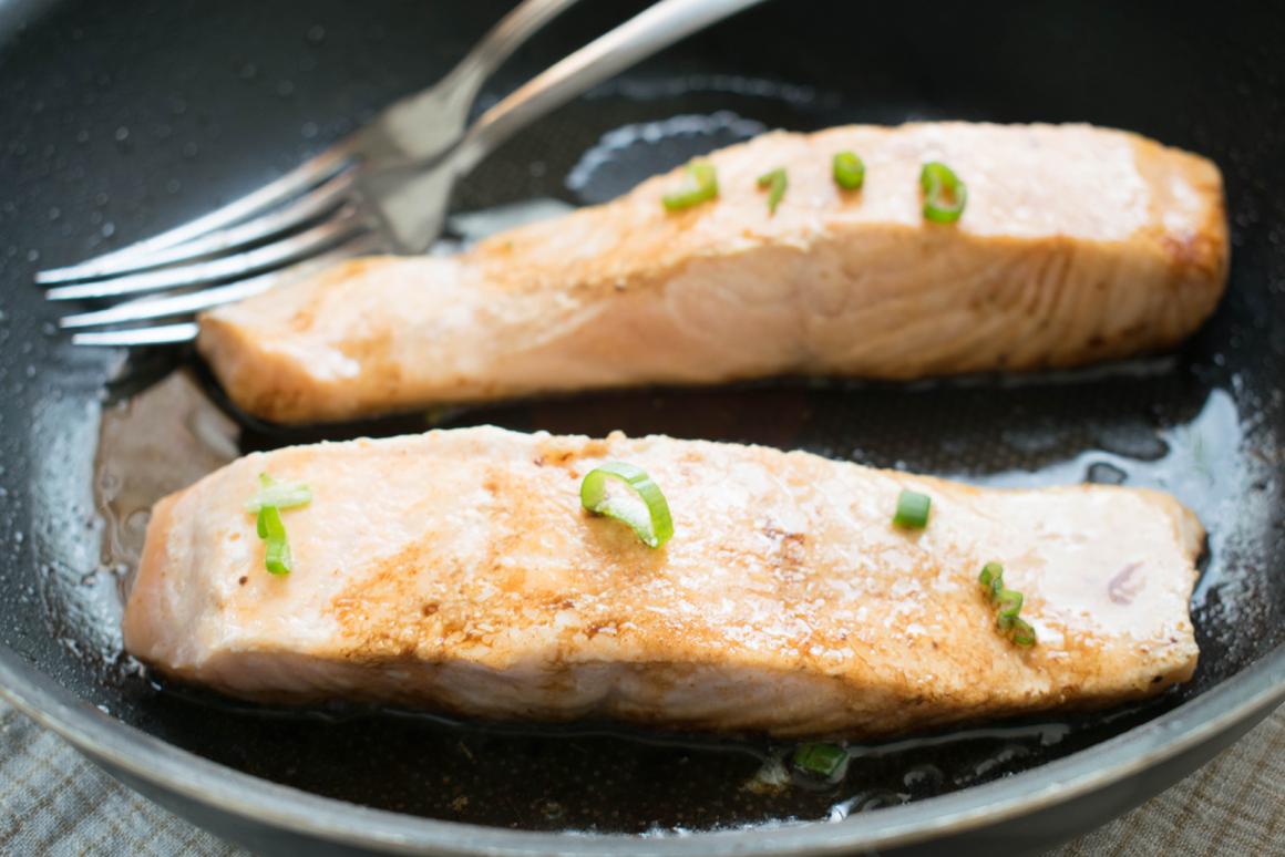 Lachsfilet aus der Pfanne