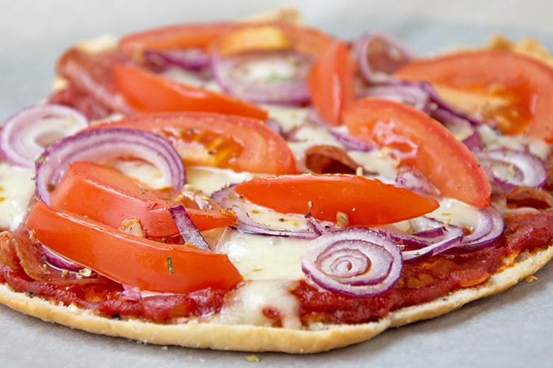 Fladenbrot-Salami-Pizza