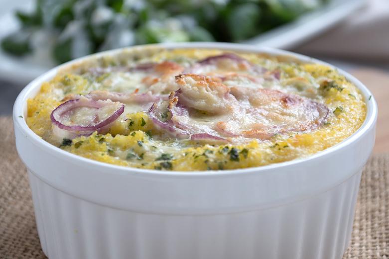 Polenta mit Schafskäse und frischen Kräutern