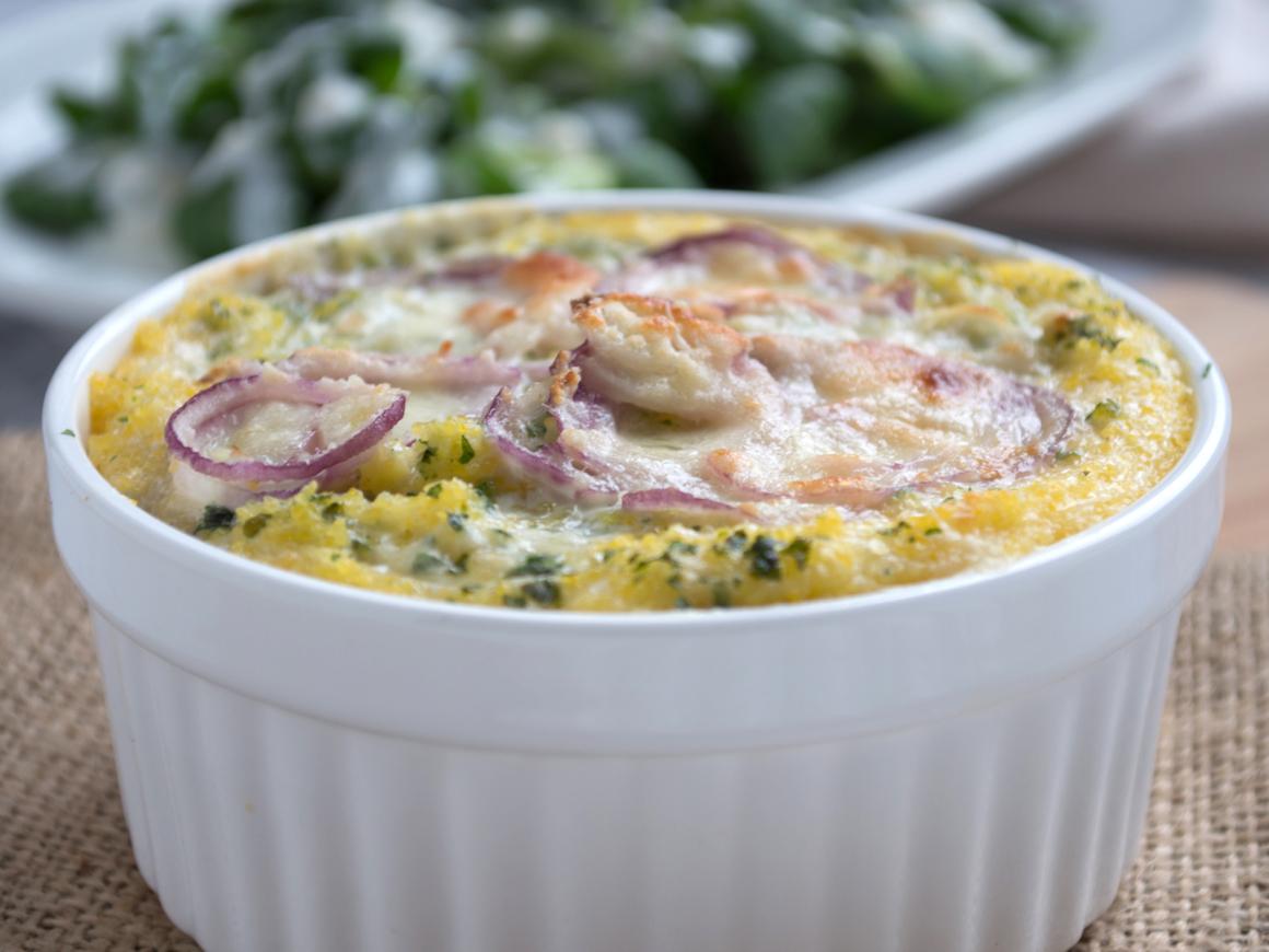 Polenta mit Schafskäse und frischen Kräutern