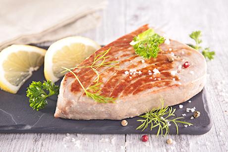 Gebratener Thunfisch mit Gemüse