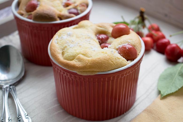 Gebackene Ricotta-Flans mit Kirschen