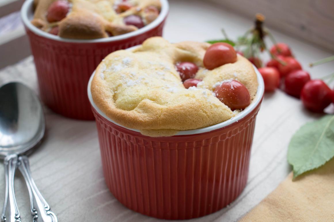 Gebackene Ricotta-Flans mit Kirschen