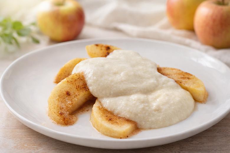 Griess mit Äpfeln und Zimt