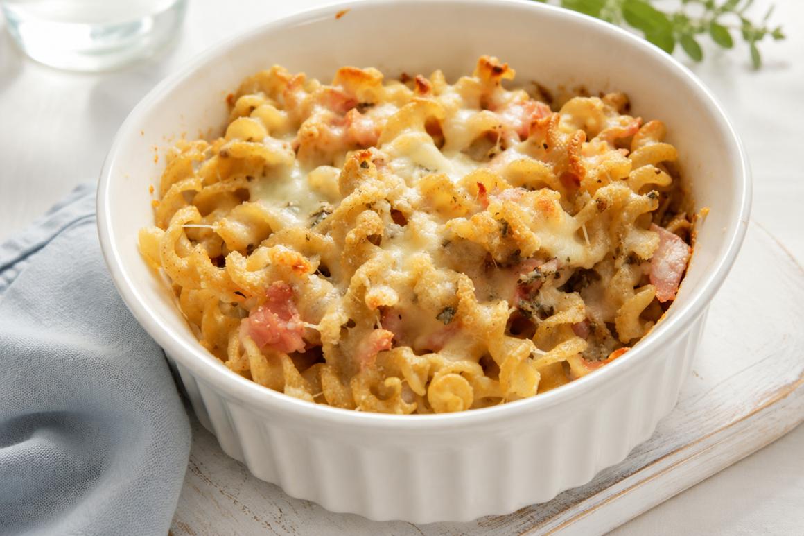 Nudelauflauf al dente mit Mozzarella und Schinken