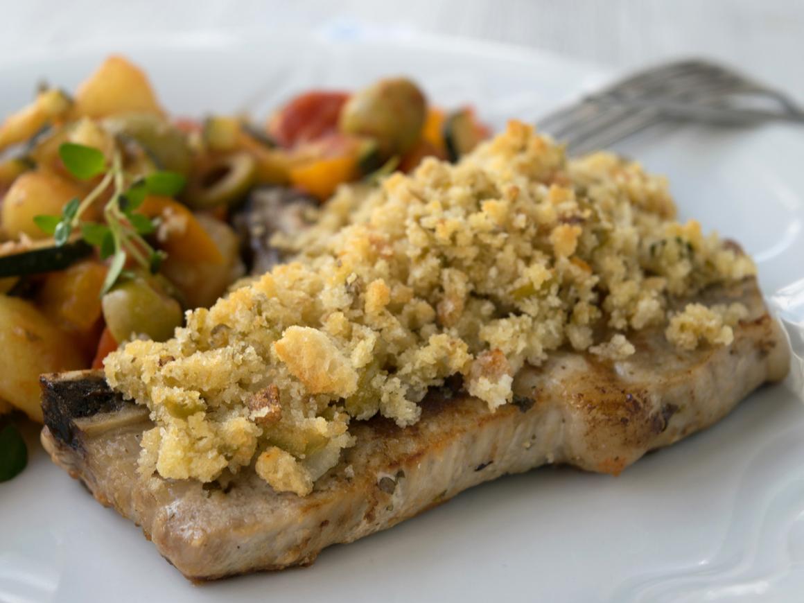 Koteletts mit Ratatouille und Zitronenkruste