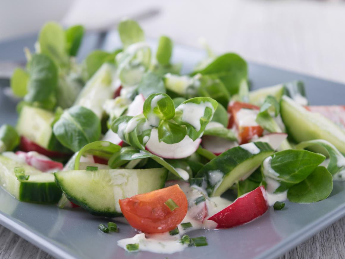 Farbenfroher Sommersalat