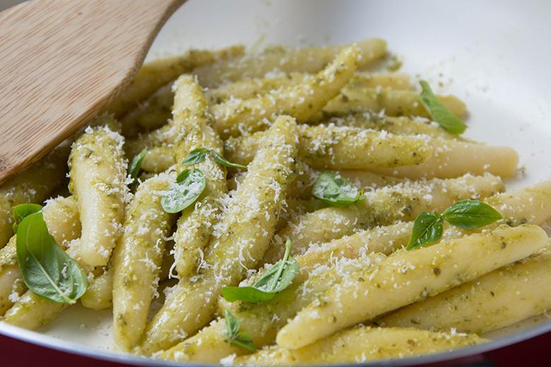 Gekochte Schupfnudeln mit Kräuterpesto