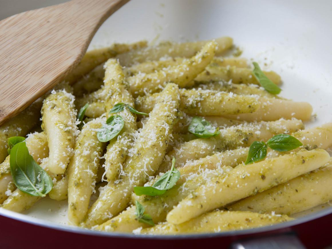 Gekochte Schupfnudeln mit Kräuterpesto