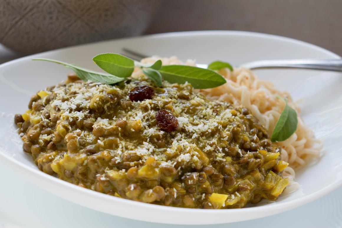 Linsencurry mit Kokosraspeln