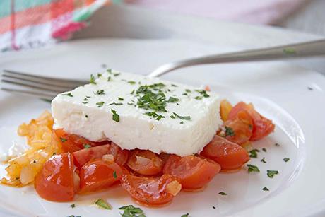Gebratener Feta auf Gemüsebett