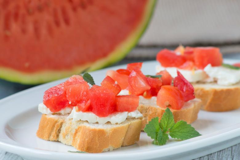 Sommer-Bruschetta mit Melonen