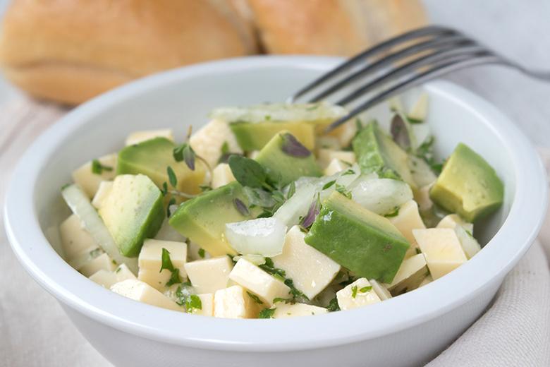 Käsesalat mit Kräutern