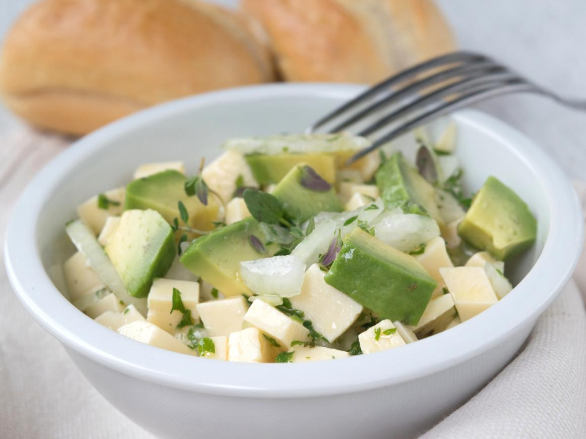 Käsesalat mit Kräutern