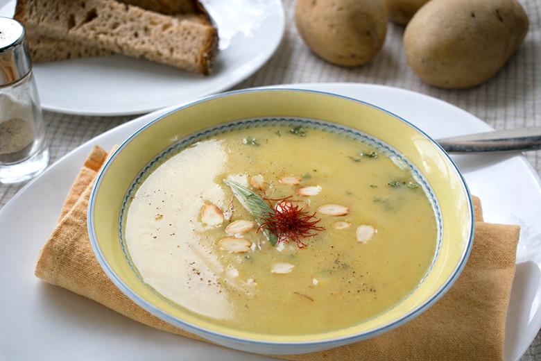 Safransuppe mit Mandeln