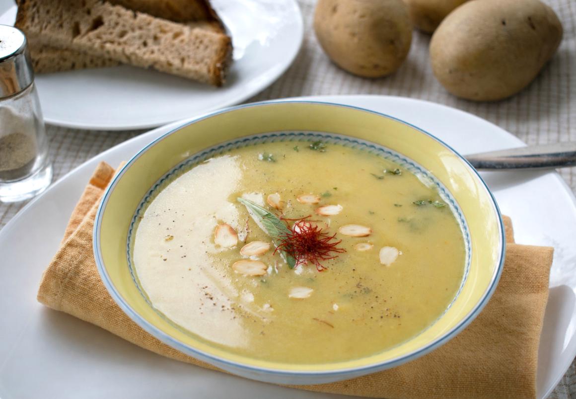 Safransuppe mit Mandeln