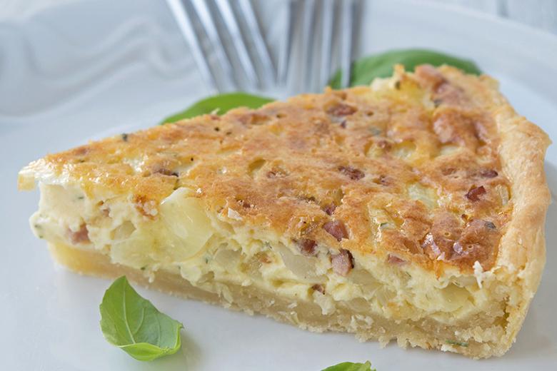 Saftige Käse-Kräuter-Quiche mit Saucisson