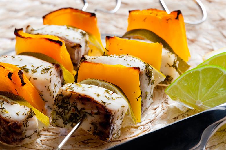 Grillierter Fischspiess mit Peperoni