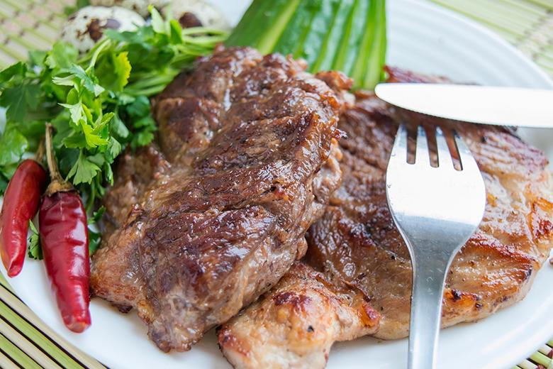 Grillierte Schweinesteaks mit Kräutermarinade