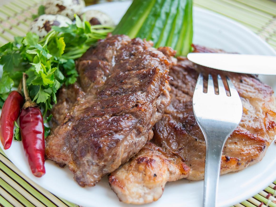 Grillierte Schweinesteaks mit Kräutermarinade