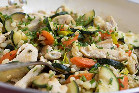 Bulgur-Gemüsepfanne mit Poulet