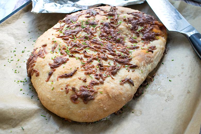 Käse-Pizzabrot mit Hefeteig