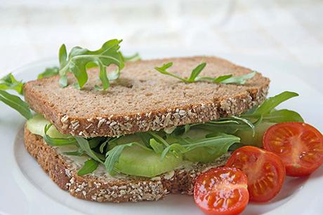 Käse-Rucola-Kernensandwich