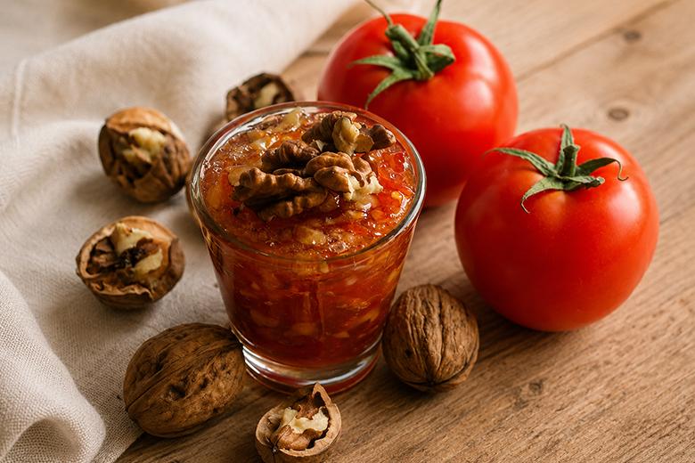 Konfitüre mit Tomaten und Baumnüssen