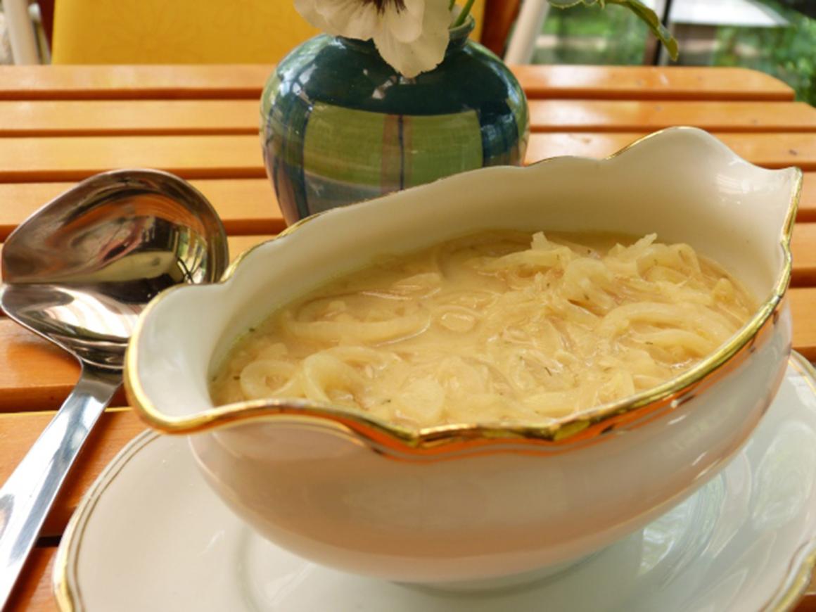 Zwiebelsauce mit Rosmarin