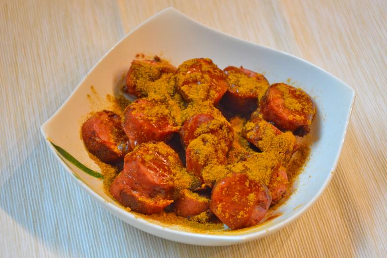 Currywurstteller mit Chilisauce