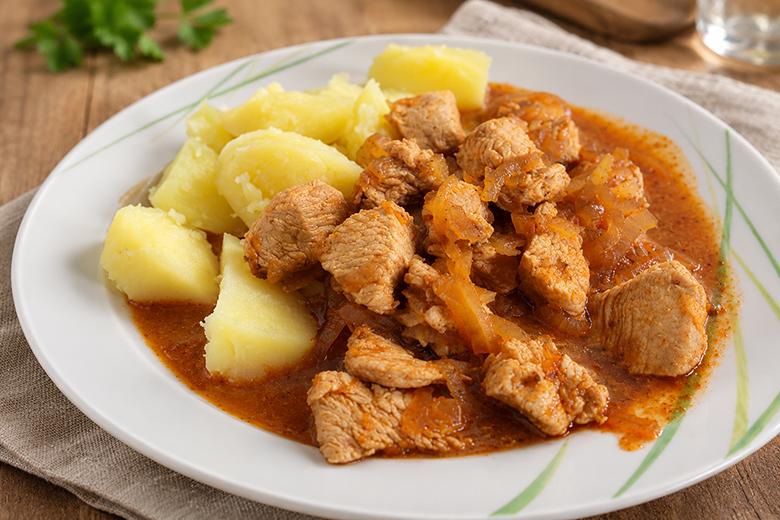 Schweinegulasch mit Salzkartoffeln
