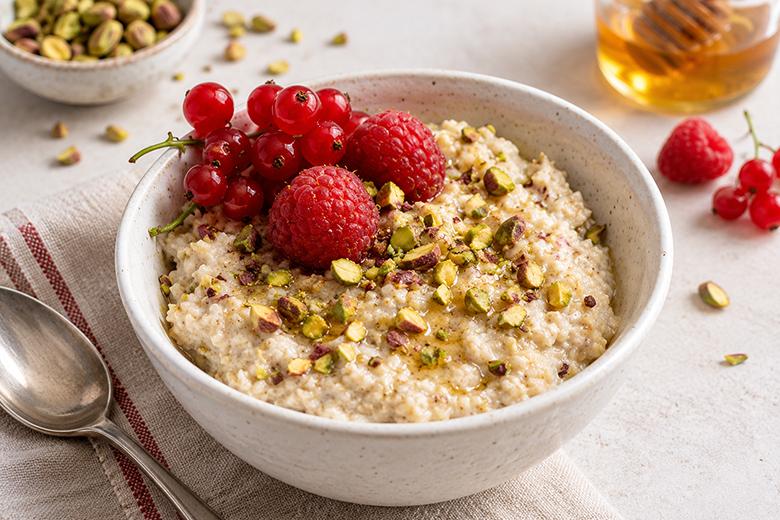 Pistazien-Porridge mit roten Beeren