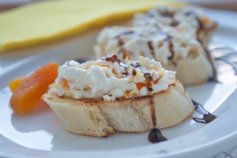 Bruschetta mit Aprikosenfrischkäse