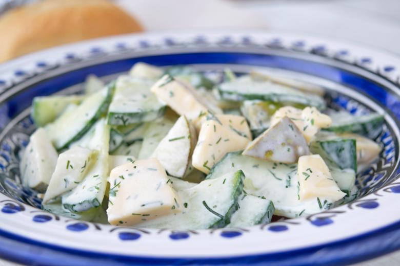 Roher Käse-Radieschen-Gurken-Salat