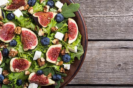 Blattsalat mit Radieschen und frischen Feigen